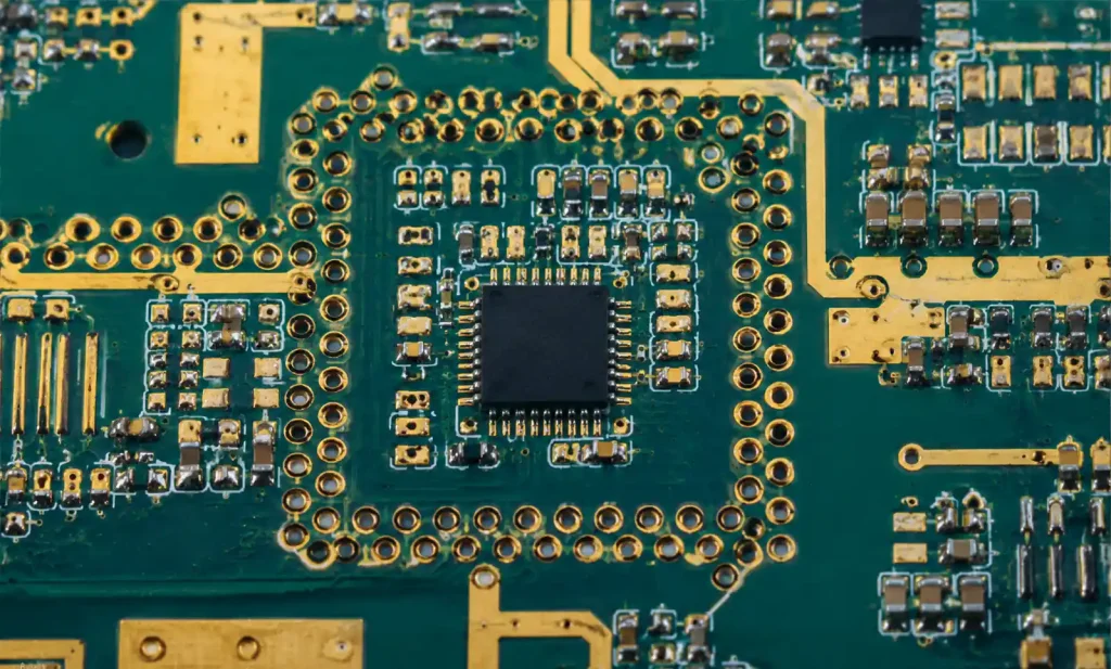 Via grounding fence and shielding structure in RF PCB
