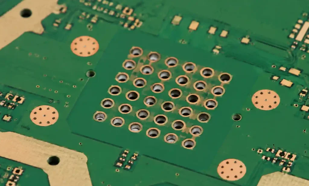 Thermal via array under power amplifier for heat dissipation