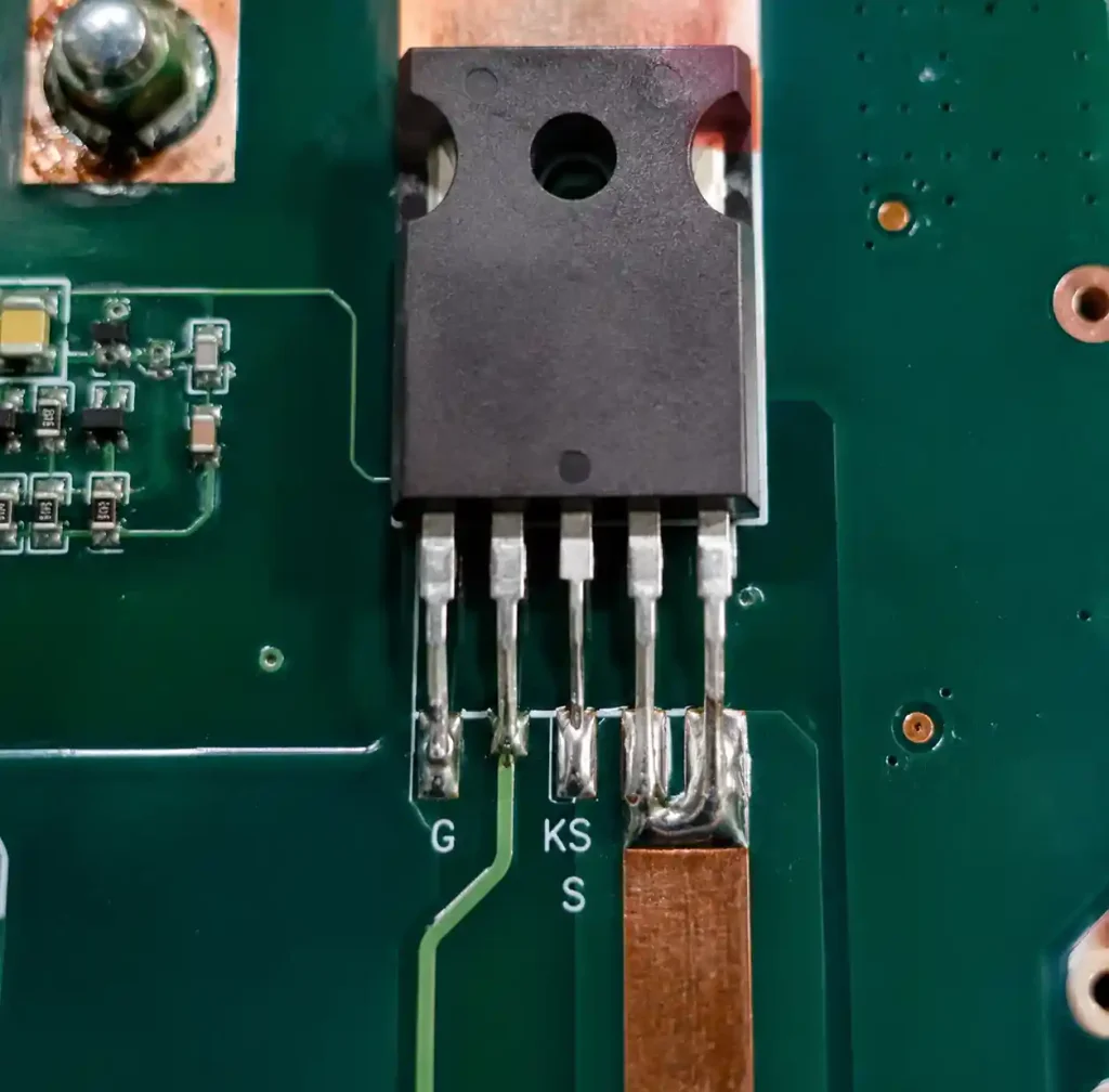 TO-247-4 package MOSFET with Kelvin source pin connection on PCB